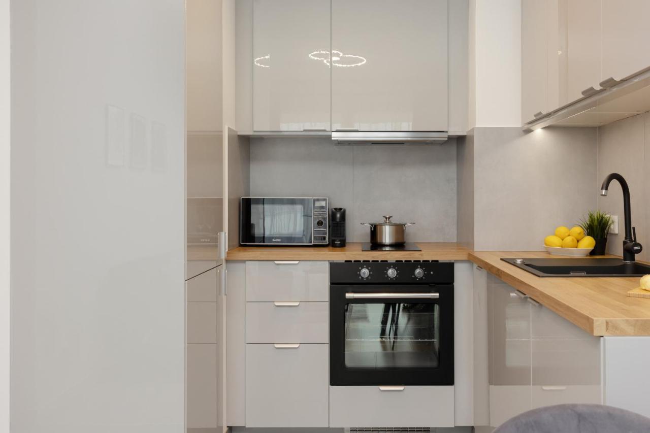 Cozy Apartments With Parking In The 19Th District By Noclegi Renters Варшава Экстерьер фото